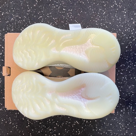 Yeezy Boost 380 CalGlo Size 10 fits Women’s 9-9.5 - Picture 5 of 9